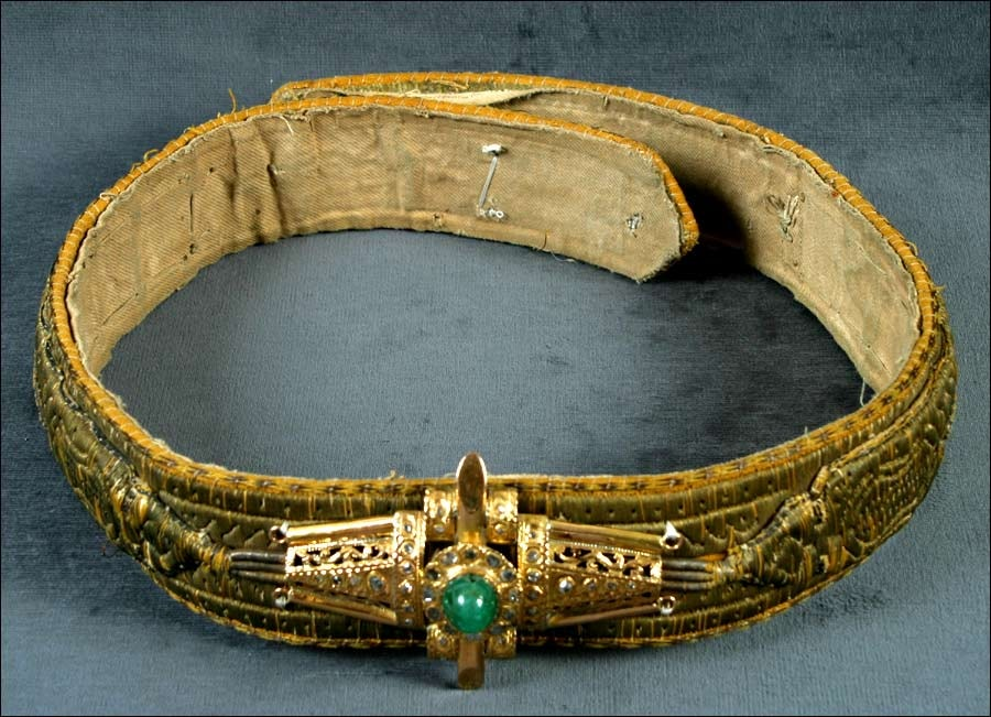MounaNaceri's tweet photo. Early 20th century gold embroidered #NtaaFassi belt from #Marrakech "Lehzam Mrakchi", with gem-set gold buckle or "Bzim".🇲🇦✨ https://t.co/gSeHNQ8SxZ