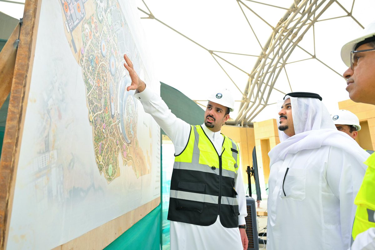 Amanatalriyadh's tweet photo. صاحب السمو الملكي الأمير محمد بن عبدالرحمن بن عبدالعزيز، نائب أمير منطقة الرياض، يزور مشروع حدائق الملك عبدالله ( #كاقا )، الذي يمتد على مساحة تتجاوز مليوني متر مربع، ويُعد من أكبر الحدائق النباتية المغطاه في العالم. https://t.co/CBqbtnFztL