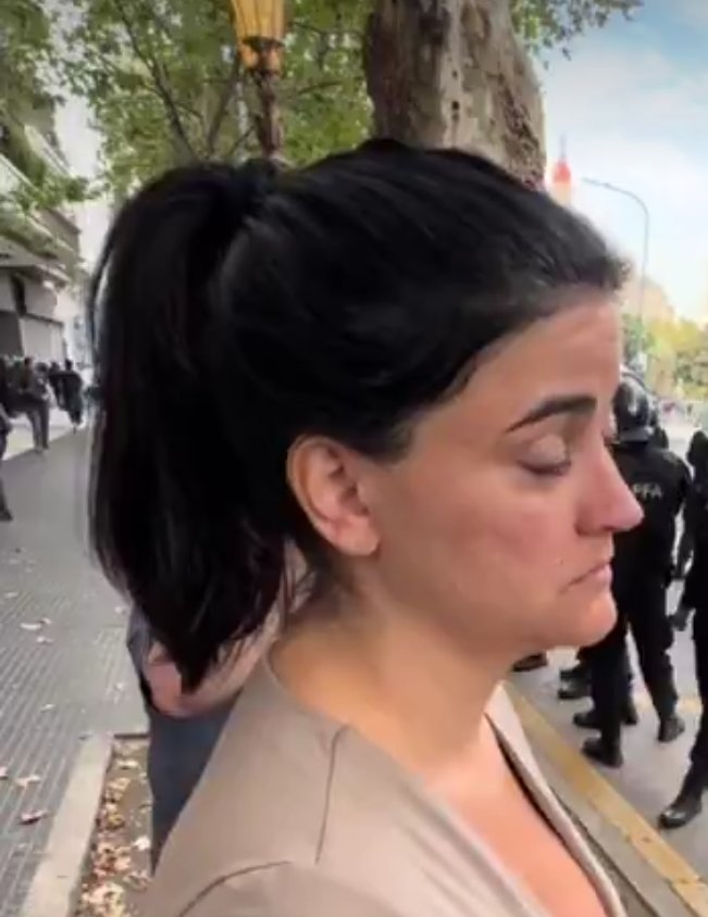 YA HEMOS IDENTIFICADO A ESTA MUJER

MUJER QUE INTERROGO A VARIOS POLICIAS FRENTE AL CONGRESO Y ADEMAS LES ORDENABA RETIRARSE.   ESTA IDENTIFICADA.

Se llama Carmela Moreau Categoria 2 de la Camara de Diputado, hija de diputado, hermana de diputada y toda familia nombrada.