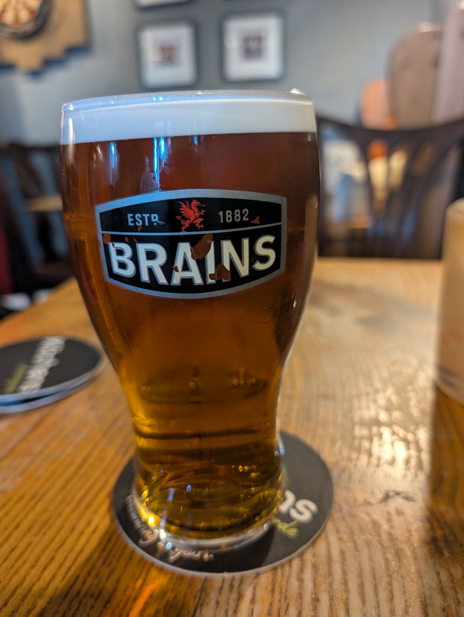PubsCymru's tweet image. #Brains going down well at the @redlionbonvilst 
Sun bringing everyone out to the beer garden
#Bonvilston #ValeofGlamorgan  👍🍻🍻🍻🍻