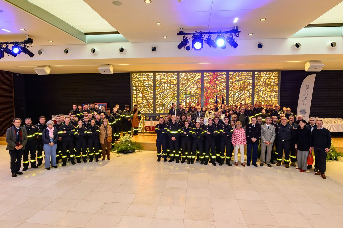 VilledeChartres's tweet image. Les parchemins ont été signés, c’est officiel : la @‌villedechartres est devenue la marraine de l&apos;#UIISC1 de Nogent-le-Rotrou ! 🙌📜 Si vous souhaitez découvrir cette unité d&apos;élite, RDV les 10 et 11 mai pour les portes ouvertes ► facebook.com/uiisc1/posts/p… ⛑️🌍 #Chartres @‌jpgorges