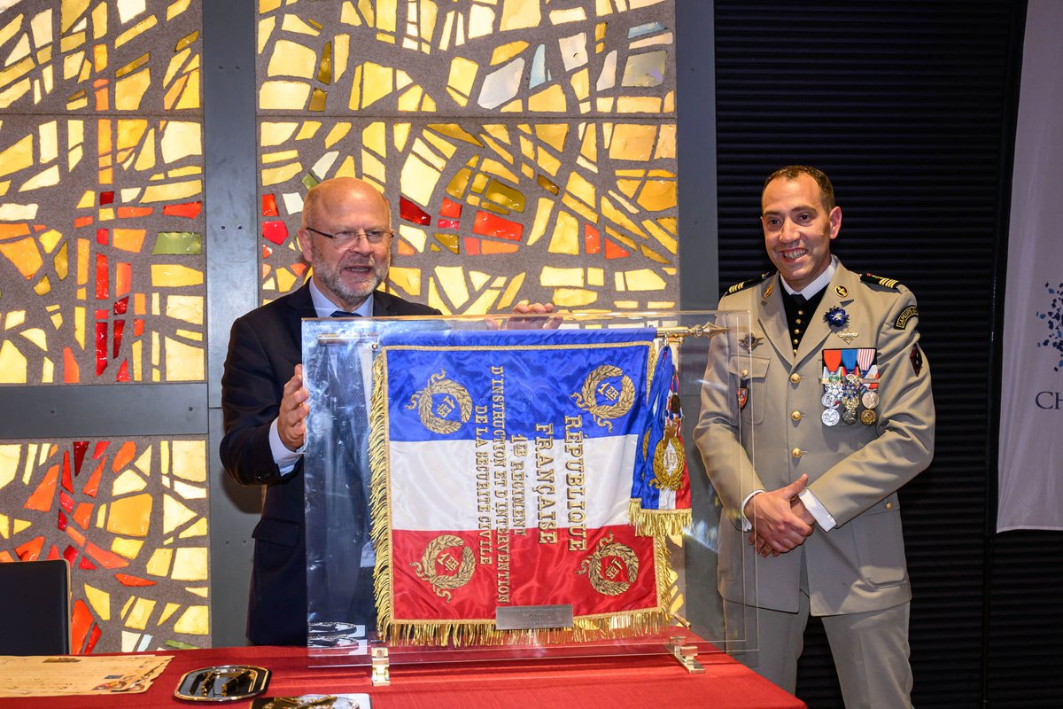 VilledeChartres's tweet image. Les parchemins ont été signés, c’est officiel : la @‌villedechartres est devenue la marraine de l&apos;#UIISC1 de Nogent-le-Rotrou ! 🙌📜 Si vous souhaitez découvrir cette unité d&apos;élite, RDV les 10 et 11 mai pour les portes ouvertes ► facebook.com/uiisc1/posts/p… ⛑️🌍 #Chartres @‌jpgorges