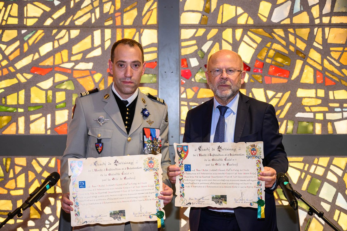 VilledeChartres's tweet image. Les parchemins ont été signés, c’est officiel : la @‌villedechartres est devenue la marraine de l&apos;#UIISC1 de Nogent-le-Rotrou ! 🙌📜 Si vous souhaitez découvrir cette unité d&apos;élite, RDV les 10 et 11 mai pour les portes ouvertes ► facebook.com/uiisc1/posts/p… ⛑️🌍 #Chartres @‌jpgorges