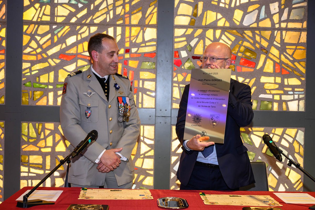 VilledeChartres's tweet image. Les parchemins ont été signés, c’est officiel : la @‌villedechartres est devenue la marraine de l&apos;#UIISC1 de Nogent-le-Rotrou ! 🙌📜 Si vous souhaitez découvrir cette unité d&apos;élite, RDV les 10 et 11 mai pour les portes ouvertes ► facebook.com/uiisc1/posts/p… ⛑️🌍 #Chartres @‌jpgorges