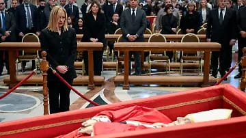 🌍 El funeral del Papa Francisco no solo es una despedida…
Es también un encuentro global en medio de guerras y tensiones.
¿Su legado? La paz y el llamado urgente al desarme.
#PapaFrancisco #Vaticano #ÚltimoAdiós #PazGlobal   #FuneralVaticano 
Lee más📲
adrnetworks.mx/el-adios-del-p…