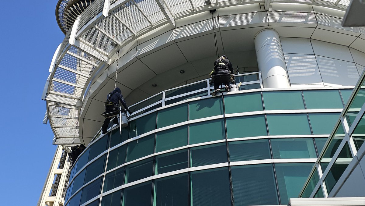 Photog_Jim_KOMO's tweet image. I know that I&apos;ve had a busy day and am feeling pretty tired, but... I don&apos;t think I&apos;d take a seat if these guys offered me one. Kudos, to those that do the jobs that many people can&apos;t do. #windowwashers #fearofheights #cleanasyougo
