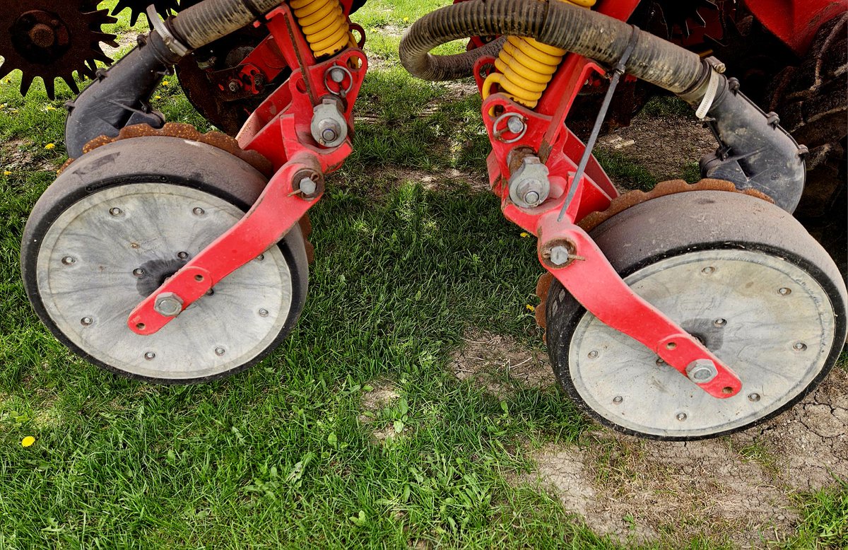 Fresh Trade! 
2013 Vaderstad Tempo F8 planter, 8row high speed, electric drives, bulk dry fertilizer, clean. $64900 OBO. southpointeq.ca