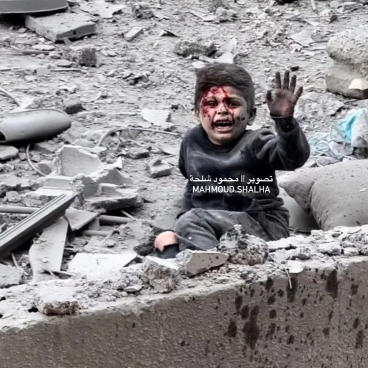 Gazze’de bir çocuğun hayatta kalması bile bir trajediye dönüşüyor.

Siyonist İsrail öldürmeye
Dünya susmaya devam ediyor.

#wakeupmuslim    #SONDAKİKA