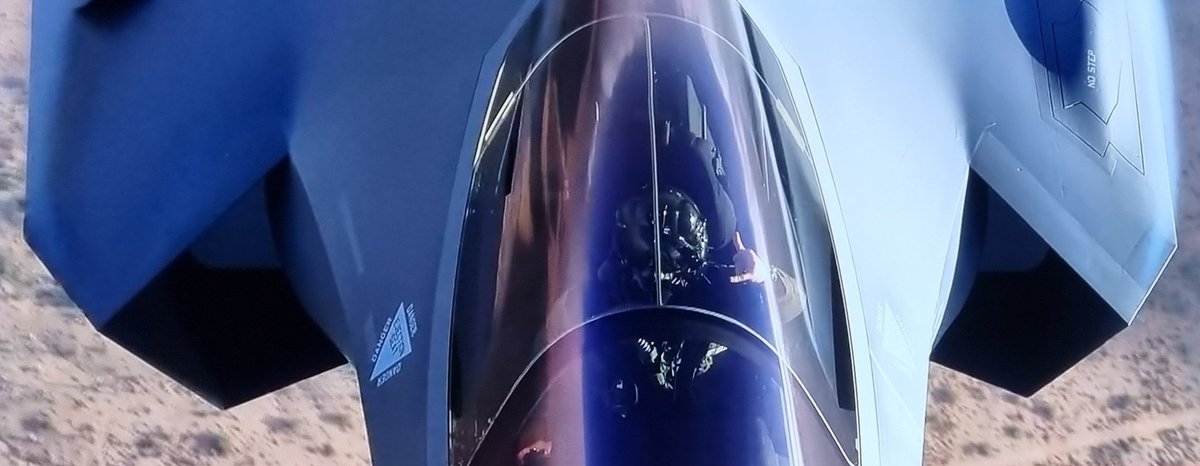 RudiHallet's tweet image. #F35Lightning 
🫡
🖤💛❤️