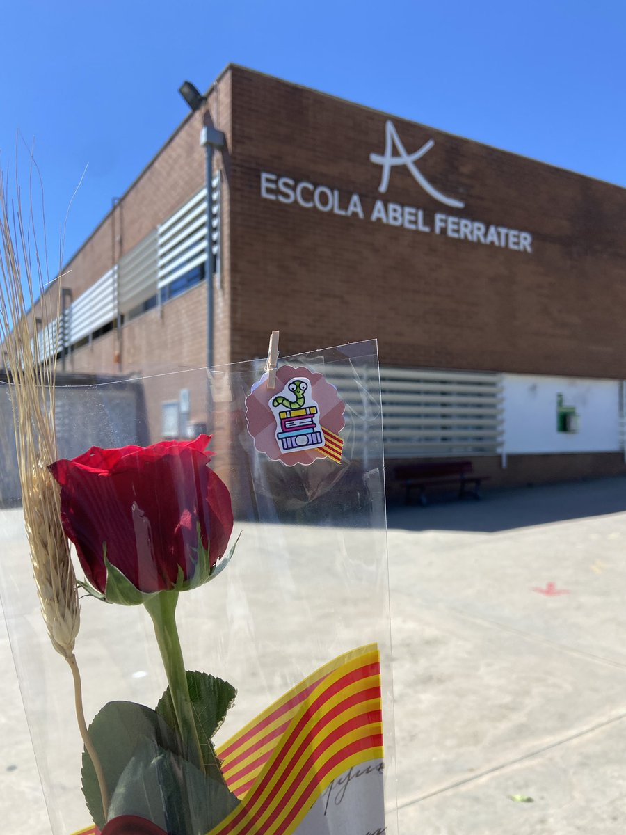 Sant Jordi 2025✨! Quin dia més bonic va fer☀️! L’alumnat de 5è va poder gaudir de l’experiència de portar la parada de l’escola. Es van vendre molts llibres📚 i roses🌹. Gràcies a tots els que vau col.laborar amb l’alumnat de 5è. #santjordi2025 #santjordi #llibresiroses