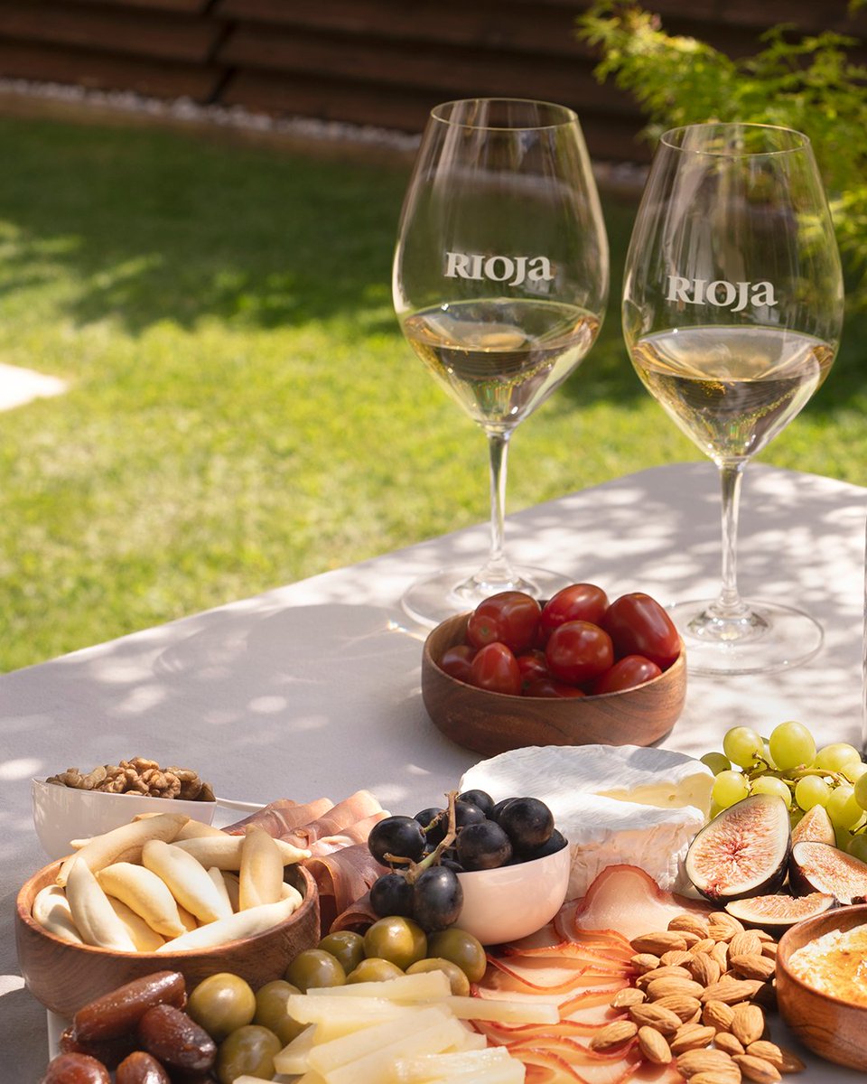 An excellent pick for a spring picnic. When you combine the beautiful complexities of an aged Rioja white with fruits and nuts, you’ll taste a pairing that was meant to be. Find aged Rioja whites near you here: bit.ly/3UMSuM6.