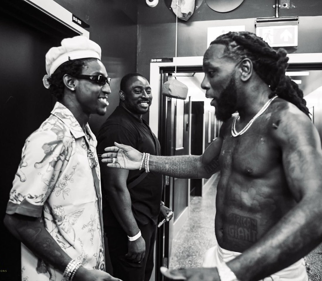 Wizkid and Ayra starr wan drop song this night 
Burna boy and Shallipopi wan drop song too.

What a bad time for this guy to drop album😭