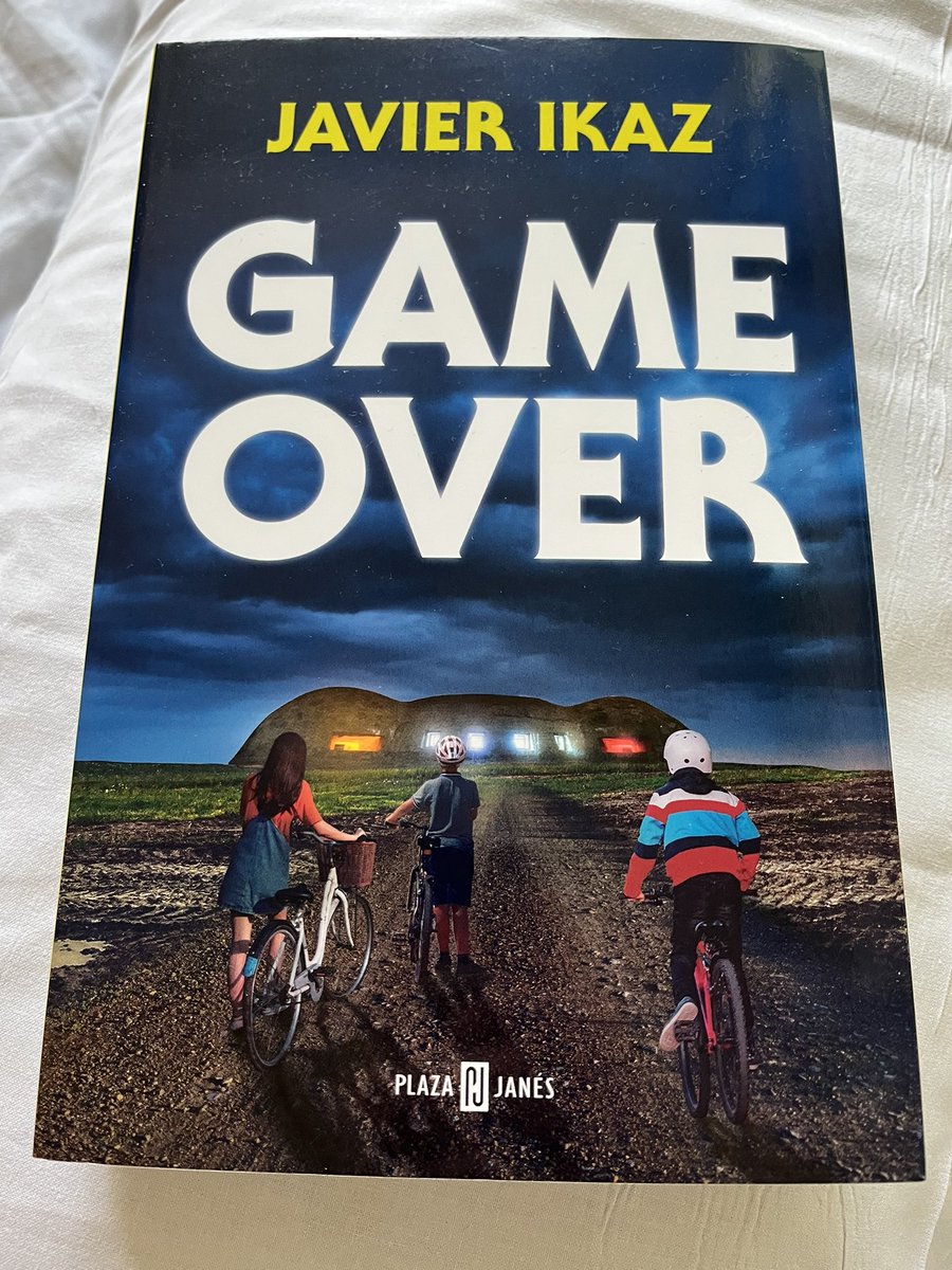 Desde hoy está disponible en las librerías la primera novela firmada por Javier Ikaz, Game Over. No puedo estar más orgulloso de que un amigo como él se estrene en este género con este libro. Toda la suerte del mundo para Javi… en breve, empezaremos a hincarle el ojo.