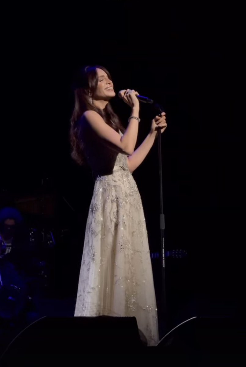 عندما يكون المايك مع الفنان الصح تكون الابداع💗 ملكة الغناء العربي #آمال_ماهر_في_دبي