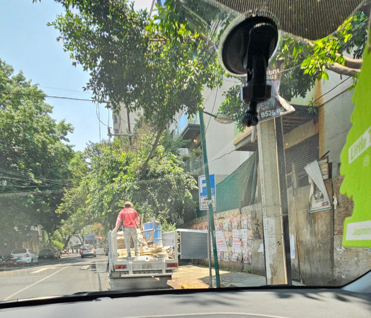 RRojasVertiz's tweet photo. Varias personas están metiendo materiales a #Febo17 clausurado y con orden de demolición en @C_ConstructorBJ . Lo van a seguir permitiendo? @BJAlcaldia @LuisMendozaBJ @PAOTmx @inveacdmx @GobCDMX @ClaraBrugadaM https://t.co/YHUa82mjZW