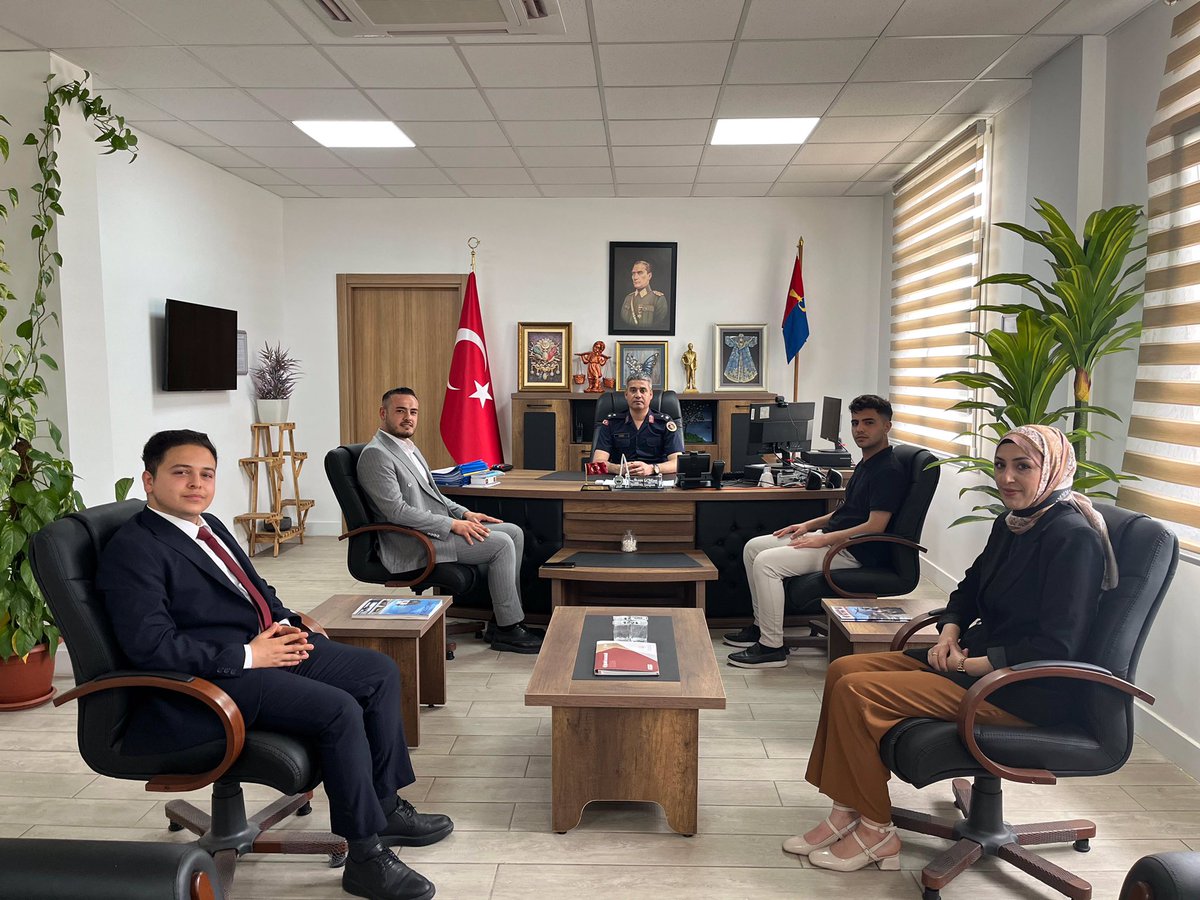 İlçe Gençlik Kolları Başkanımız Yusuf Güler ile birlikte Seyhan İlçe Jandarma Komutanı Jandarma Üsteğmen İhsan Genç’i ziyaret ederek Seyhan’ımız ile ilgili çalışmalar hakkında bilgi aldık.

Misafirperverliklerinden dolayı Komutan’ımıza teşekkür ediyoruz.