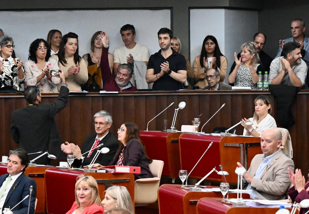 UN PASO HISTÓRICO PARA QUE CHUBUT SIGA SIENDO EL MOTOR ENERGÉTICO DE LA ARGENTINA

Con un contundente acompañamiento por parte de nuestros legisladores provinciales, ratificamos el convenio que asegura una inversión inicial de USD250 millones para reconvertir la matriz de Cerro