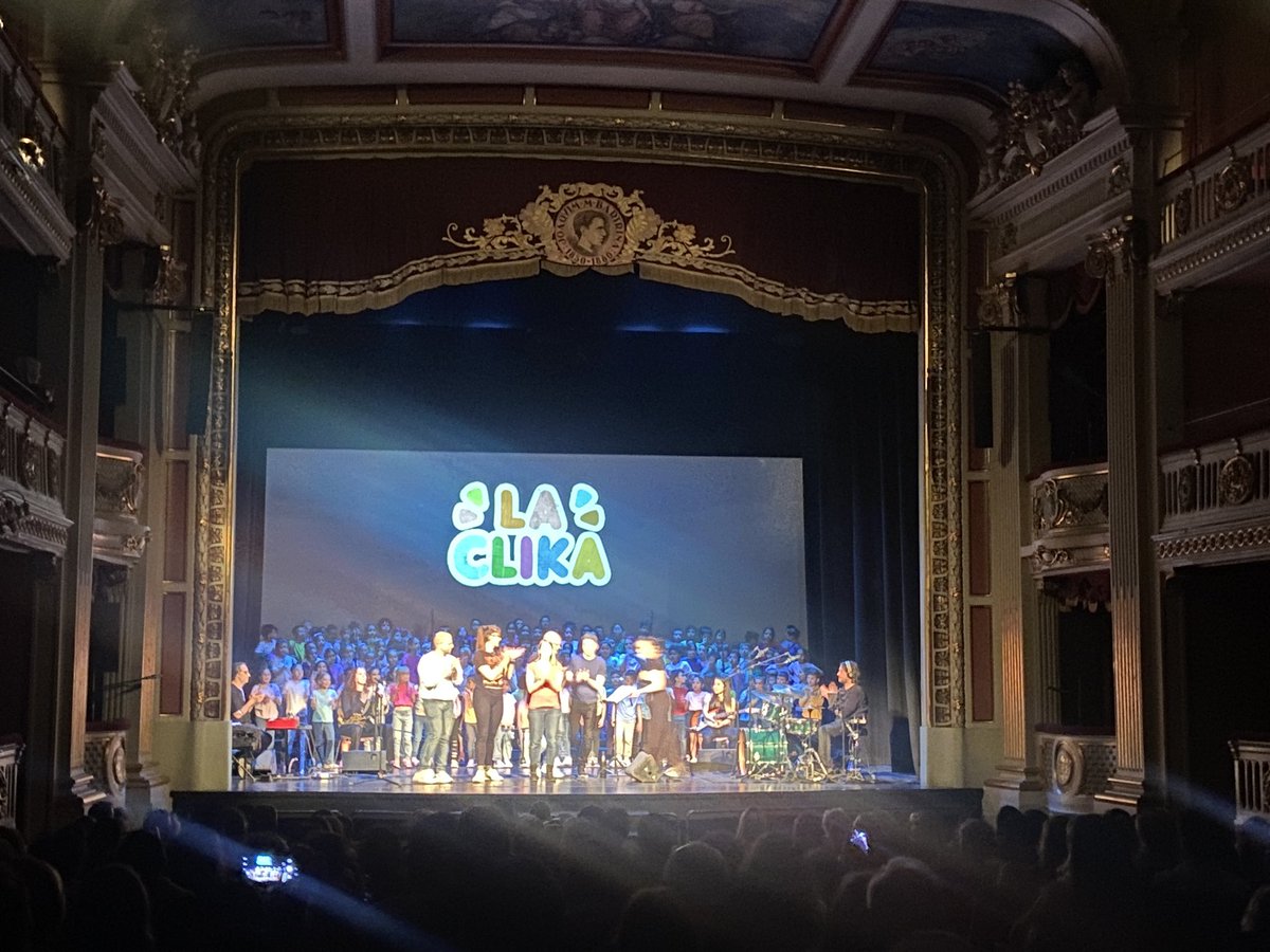 Avui l’alumnat de 2n ha participat a La Clika al teatre Bartrina de Reus. Després de molts dies assajant, els nens i nenes han gaudit d’una gran experiència musical i les famílies també. Les cançons fomenten valors com l’autoestima i la diversitat. #laclika #teatrebartrina