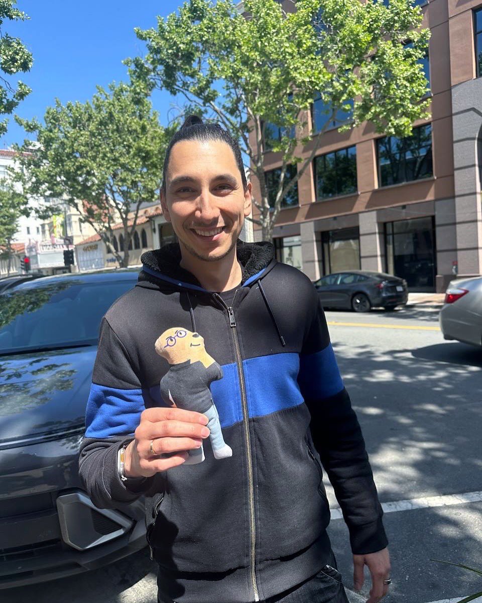 AXLAIBOS's tweet photo. Do you have a friend who raised $140M this week?
I do! 😎
Mike Yan @mike_yan, co-founder of @ManychatHQ — raised $140M two days ago, and met with me today. We had a real conversation — about product, growth, and going global. 🐾💬

It hit deep.
Because 10 years ago, ManyChat was exactly where I am now. 
Early stage. Big dreams. No guarantees.

And look at them:
📍Started in 2015 as a simple tool for Messenger bots
📲 Helped automate chat for small businesses when no one else cared about it
🌍 Now trusted by 1 million+ businesses in 190+ countries
📈 Used by agencies, creators, and brands to run entire marketing funnels

That kind of journey gives advice extra weight — and Mikael’s words hit right where I needed them. 🧠🐶

This pup’s got big plans — and now, some very solid encouragement.
Let’s build something legendary!

— Mark🐾
