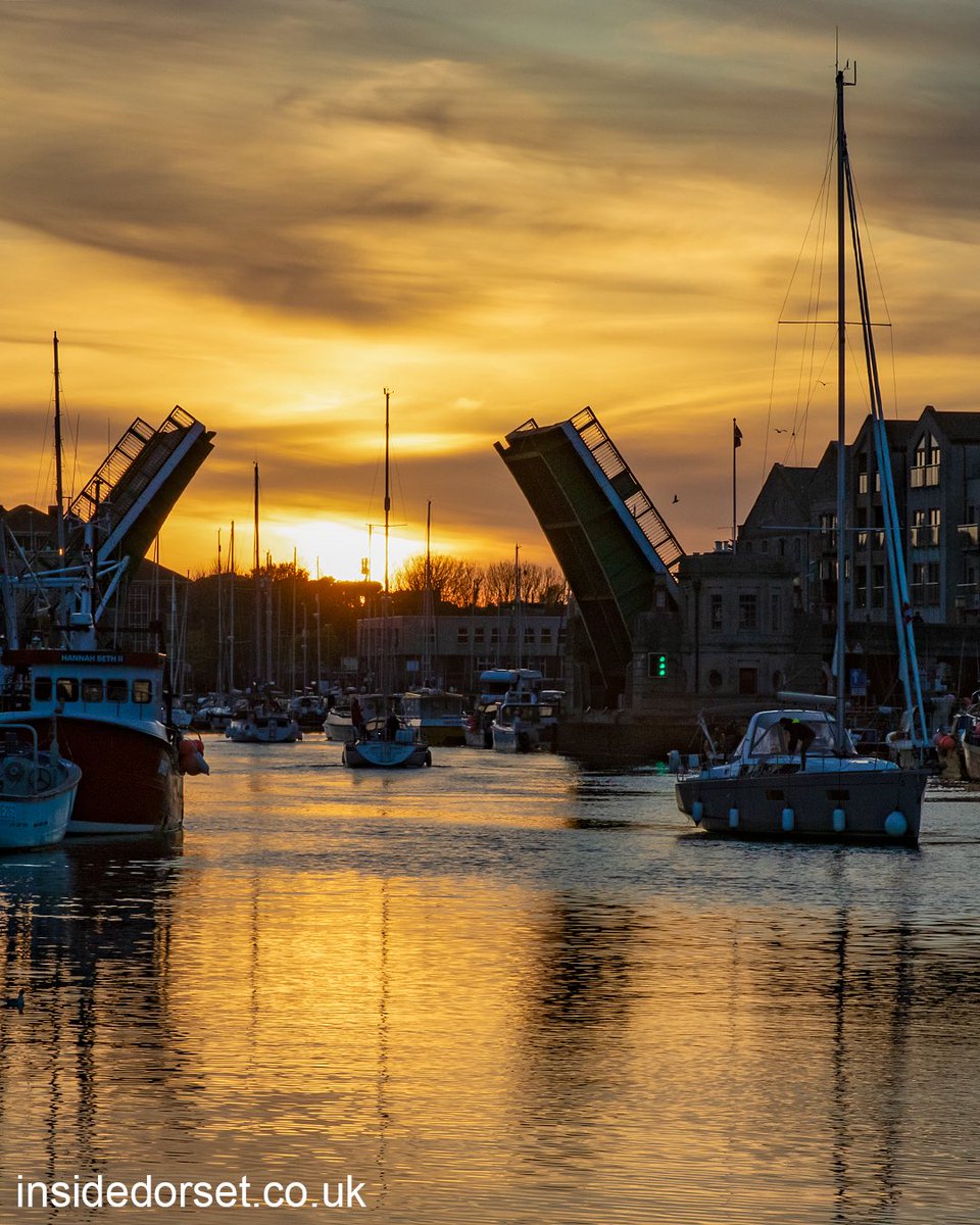 Beautiful sunset in #Weymouth on Monday evening. 

It’s a great place to catch the sun go down. Watching the boats whilst enjoying fish and chips. 

#Sunset #Dorset
