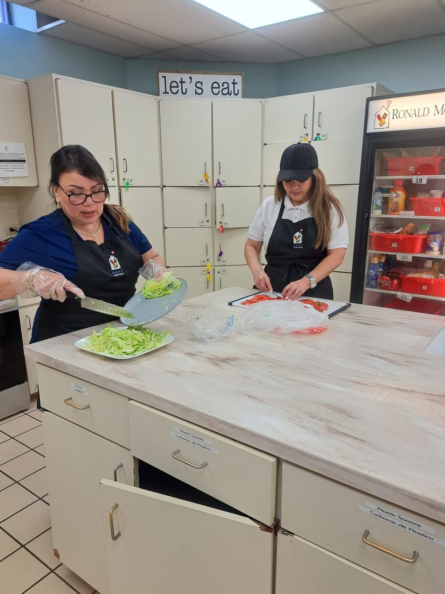 Dr_V_Lucy's tweet photo. Just volunteered for the first time at Ronald McDonald House with my amazing @HWNT -CC sisters. What a rewarding experience! Texas women, there’s real power in us coming together to serve. Want to give back + grow with us? Message me to join HWNT! #HWNT #TexasLatinas #GiveBack https://t.co/SE41H9ldKP