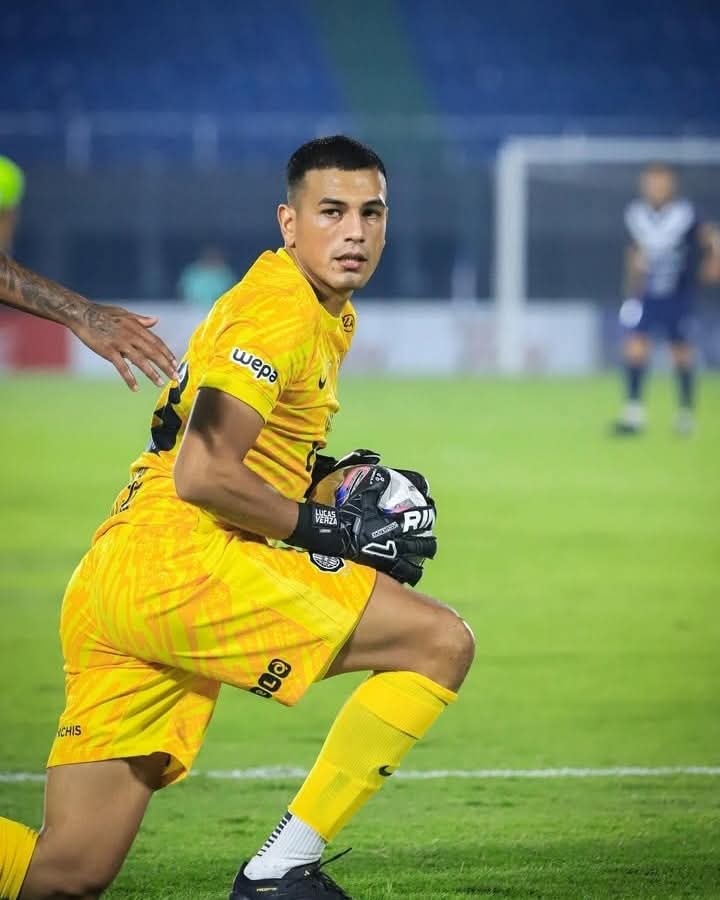 Lucas llega de la ciudad de Itá no cobra millones.
Tiene 8 hermanos, para salir adelante vendía el año pasado carteras que frabrica su padre y con el dinero que ganaba de la venta le construyó una pieza a su madre también compró un aire.
No es sólo un arquero,es un orgullo !!!