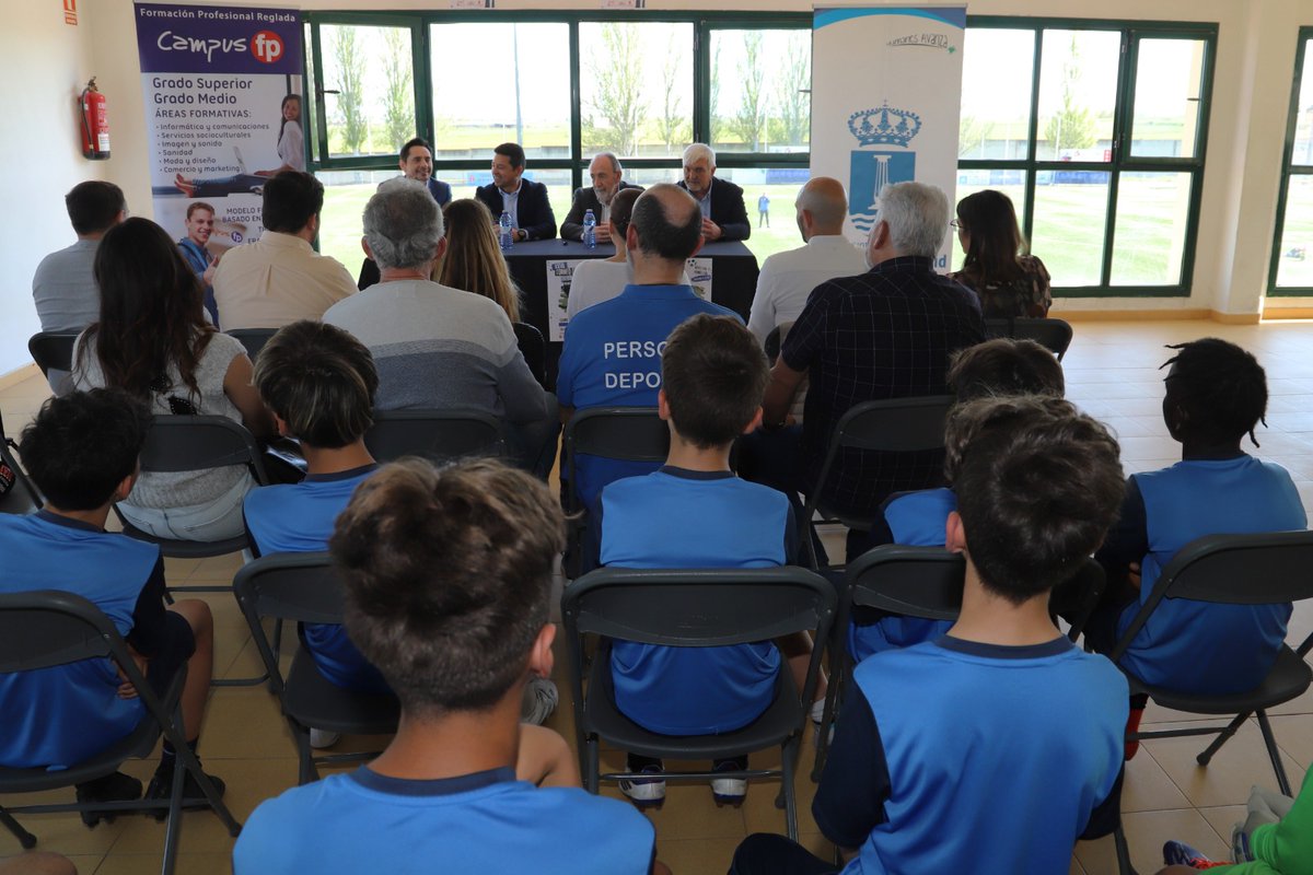 El presidente <a href="/PacoDiezRFFM/">Paco Díez</a> ha asistido a la presentación oficial de la 27ª edición del Torneo Vicente del Bosque de fútbol 7 benjamín y alevín, celebrada hoy en el Complejo Deportivo Emilio Zazo de <a href="/AytHumanes/">Ayuntamiento de Humanes de Madrid</a>

Con la presencia del alcalde, <a href="/OscarLalanne/">Oscar Lalanne</a>, y del vicepresidente
