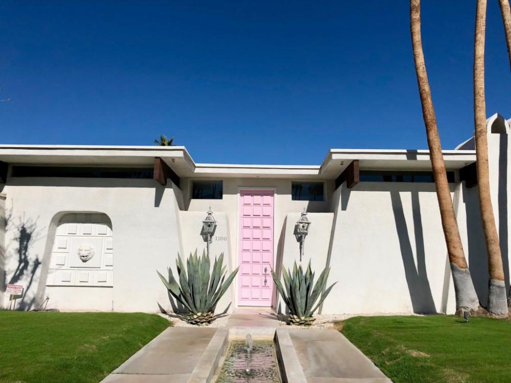 Who's up for a dash of color and a sprinkle of architecture? Join us on this self-guided tour around south Palm Springs!  🌈 

🔗 Find your roadmap here bit.ly/422wGht