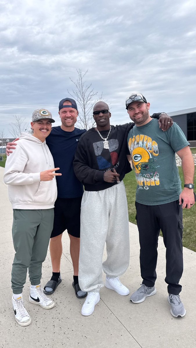 ochocinco's tweet photo. 🧀 https://t.co/nq8HFfULha