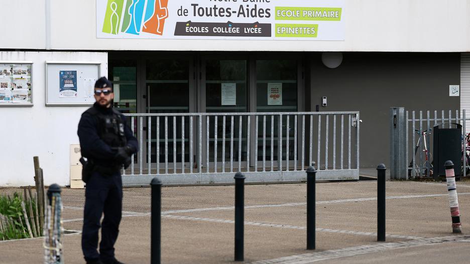GeismarLuc's tweet photo. Immense tristesse après le drame au lycée Notre-Dame de Toutes-Aides à Nantes
Une élève tuée, d’autres blessées.
Soutien aux victimes, à leurs proches, aux élèves et aux enseignants.
Hommage au courage des professeurs qui ont maîtrisé l’assaillant
Solidarité et recueillement https://t.co/dNurpj0FnF