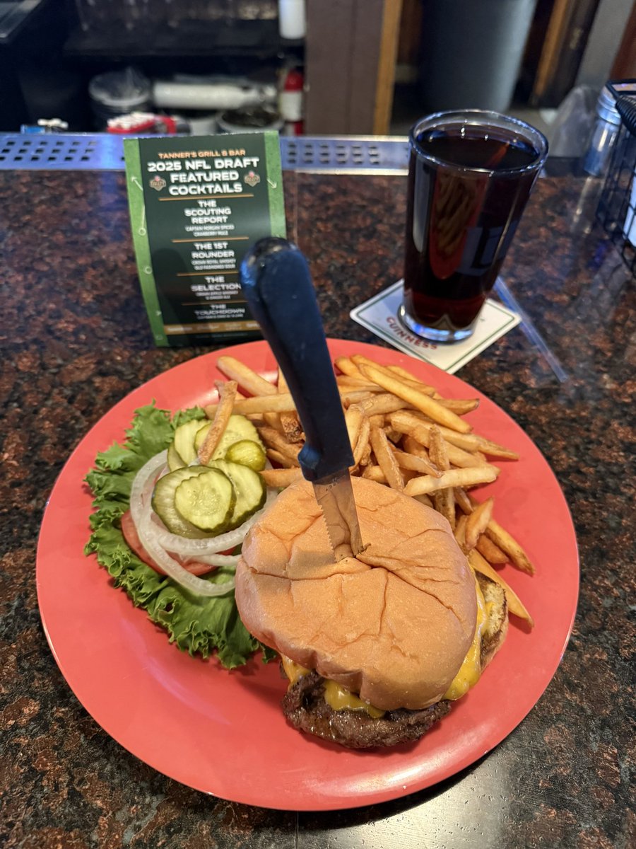 ochocinco's tweet photo. 🍔: Tanners Grill Bar https://t.co/AQZ6dslfJz