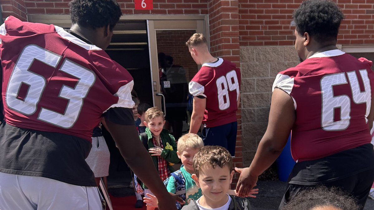 The guys surprised the youngsters at Robb Elementary as they left school today and rolled out the red carpet to hyped them up going into the last month of the school year!

#LockedIn🔒🦅