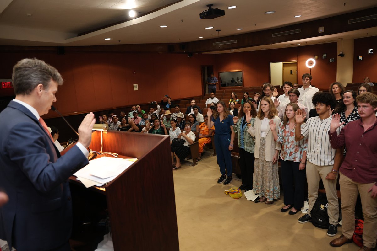 USEmbPAN's tweet image. #PeaceCorps Juramentamos a 27 voluntarios de @PeaceCorps en Panamá. Luego de 10 semanas de formación, están listos para apoyar proyectos de conservación ambiental y agricultura sostenible. 🇺🇸🤝🇵🇦 ¡Bienvenidos! #EstamosUnidos