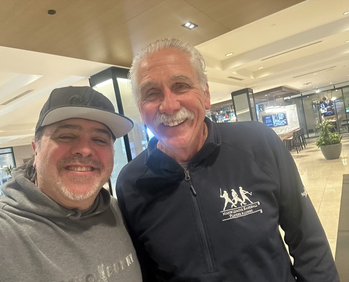 Bienvenue Cy!
The greatest #Expos pitcher has arrived for <a href="/ExposFest/">Expos Fest ⚾️🎗️</a> #Retired45