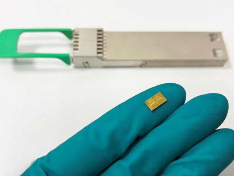 aympontier's tweet photo. La startup 🇫🇷 Scintil Photonics dévoile LEAF Light, le tout premier laser multi-longueurs d’onde intégré sur une puce unique. Une innovation qui va bénéficier aux data centers et aux fermes d'IA en réduisant leur consommation, la latence et l'encombrement.
https://t.co/MpGQQlzbBN https://t.co/b3OvVKiQK0