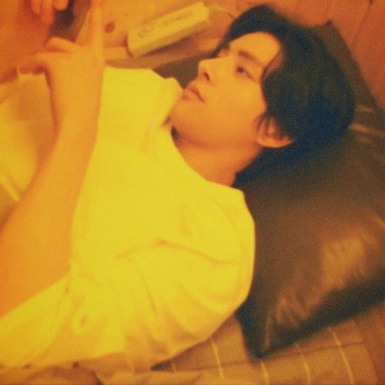 littleastopers's tweet image. นี่ชอบพี่เจคไวบ์แบบนี้มาก ฮีเหมือนม๋ามอม (?) ที่หล่อมาก ๆๆๆ อะ มีใครเข้าใจนี่ไหม 5555555 ฮีดูจับต้องได้ เป็น boyfriend material ที่ใช้ชีวิตแบบตกเย็นไปเตะบอลกับแก๊งเพื่อน หิ้วขนมกลับห้องไปให้แฟน แล้วตกดึกก็นอนกอดแฟนไปวัน ๆ อะไรแบบนี้มาก ㅠㅡㅠ