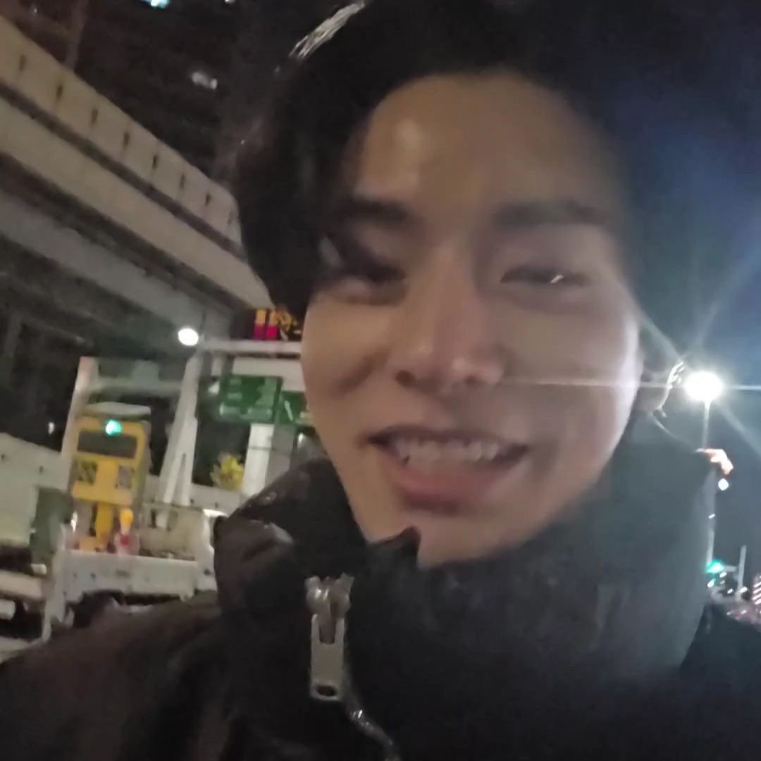 littleastopers's tweet image. นี่ชอบพี่เจคไวบ์แบบนี้มาก ฮีเหมือนม๋ามอม (?) ที่หล่อมาก ๆๆๆ อะ มีใครเข้าใจนี่ไหม 5555555 ฮีดูจับต้องได้ เป็น boyfriend material ที่ใช้ชีวิตแบบตกเย็นไปเตะบอลกับแก๊งเพื่อน หิ้วขนมกลับห้องไปให้แฟน แล้วตกดึกก็นอนกอดแฟนไปวัน ๆ อะไรแบบนี้มาก ㅠㅡㅠ