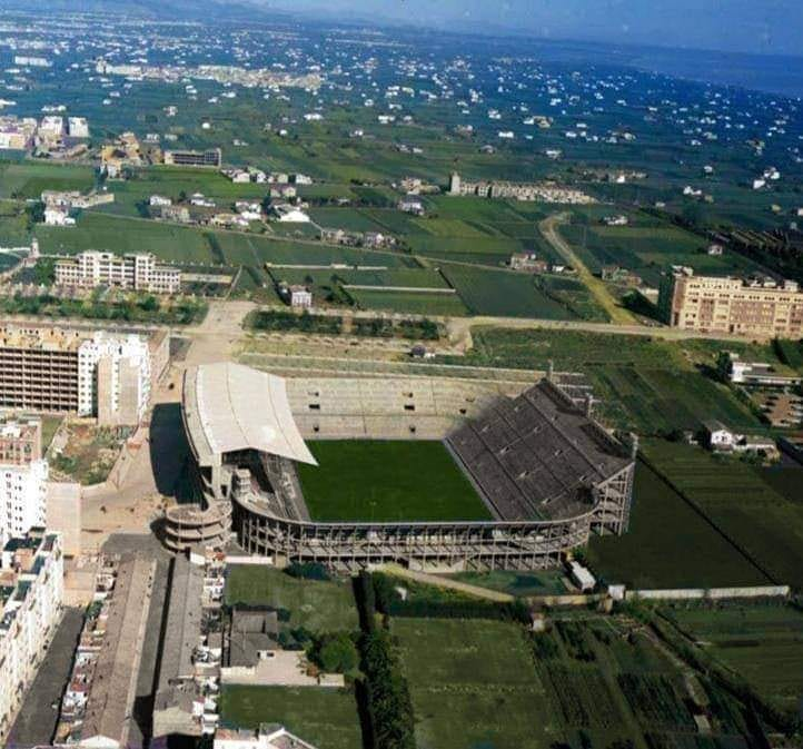PassejantV's tweet photo. València, anys 1960. Vista de l'estadi de Mestalla. Al fons, Benimaclet encara completament envoltat d'horta. https://t.co/TpFLL0XII3