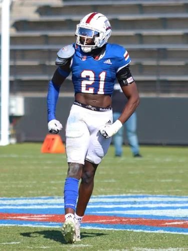 DeshunT07's tweet image. Thankful to receive an offer from West Georgia 🐺🔵
@Coach_Treal 
@McCallieFB 
@BuckFitz 
@JoelBradford_4 
@cosimp4real