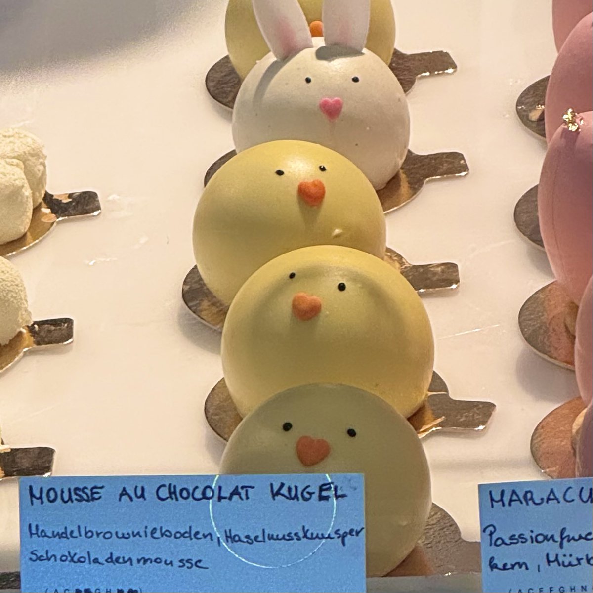 ウィーン大学の近くにあるCrème de la Crèmeっていうケーキ屋さん、味も雰囲気もお店の方も最高だった🤤🧡
イースター時期のひよこのケーキが並んでいる様子も可愛いくてほっこり🐥🧡