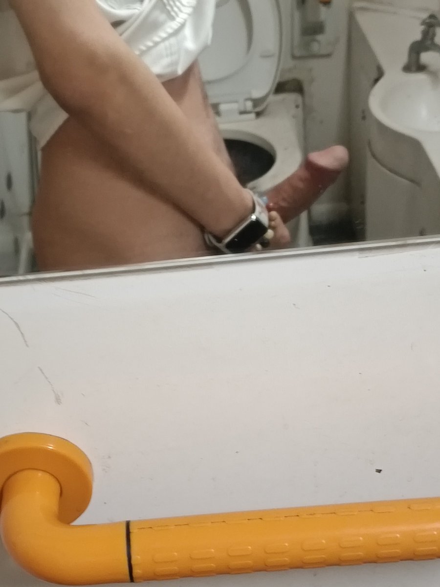 喂，想口肉屌吃精液的话，就跟我到车厢尽头的厕所来吧… ＃大肉屌 #暴露野裸 ＃自慰 #DK