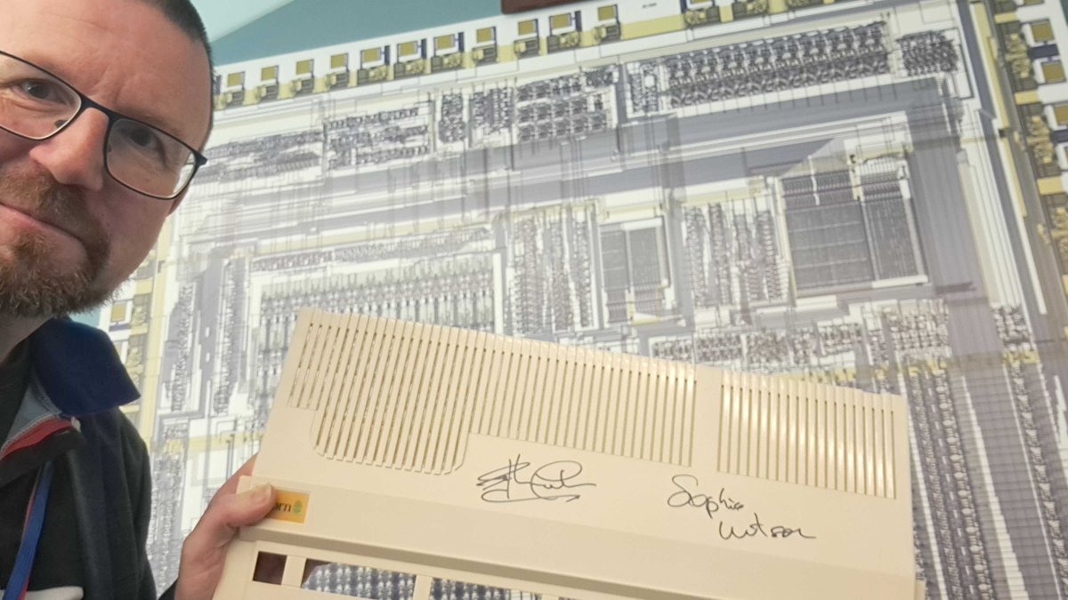 Today I met two legends who signed the face-plate of my A3000 signed.

How was your Thursday?

w/<a href="/arm/">Arm</a> #cambridge #arm40