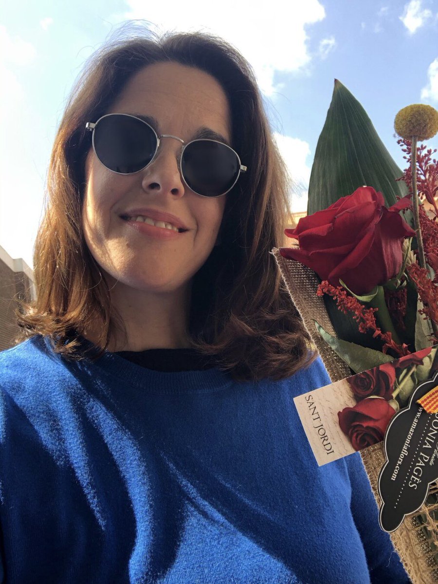 🌹📚 Ahir vam celebrar #SantJordi, una diada que va florir amb llibres i roses, alimentant l’ànima.

Espero que hàgiu passat una feliç diada, i que la música mai deixi d’acompanyar-nos. 🌸🎵