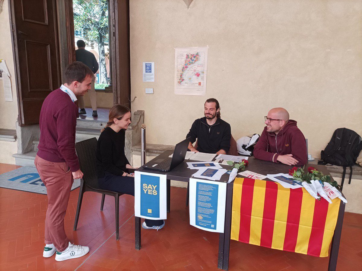 🌹 On Sant Jordi's Day, the campaign for the official status of Catalan in the EU reached as far as Florence!
🎓 There, Catalans at the prestigious European University Institute <a href="/EUI_EU/">European University Institute</a> gathered signatures of support from the community of researchers and students. #SayYes 🇪🇺