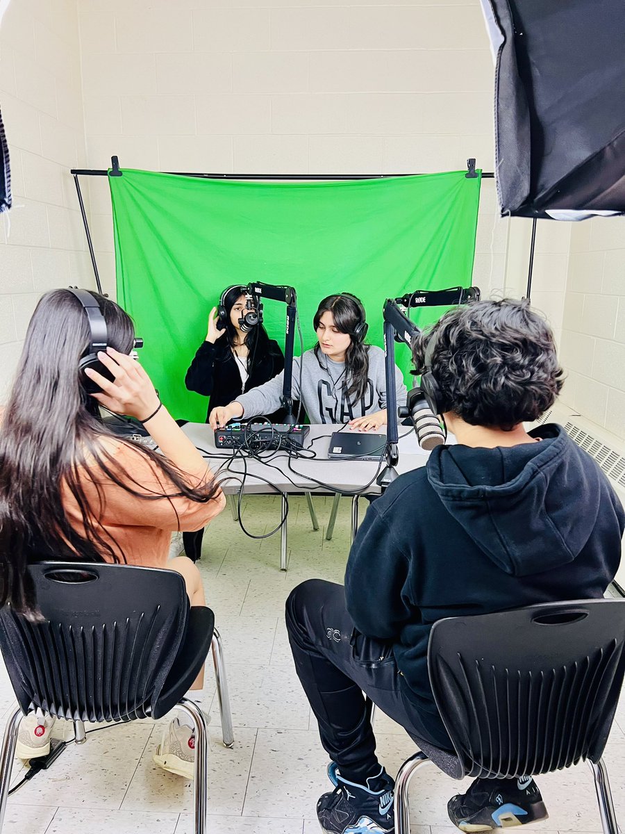 Aman Mehta (@therealmrmehta) on Twitter photo From programmable robots to programmable voices—
Our Sphero Lunch & Learn fed minds, while a student podcast captured the spirit of a school-wide free lunch.
Big energy. Big learning. <a href="/RBPSBobcats/">Roberta Bondar PS</a> <a href="/peel21st/">Empowering Modern Learners @ PDSB</a> From programmable robots to programmable voices—
Our Sphero Lunch & Learn fed minds, while a student podcast captured the spirit of a school-wide free lunch.
Big energy. Big learning. <a href="/RBPSBobcats/">Roberta Bondar PS</a> <a href="/peel21st/">Empowering Modern Learners @ PDSB</a>