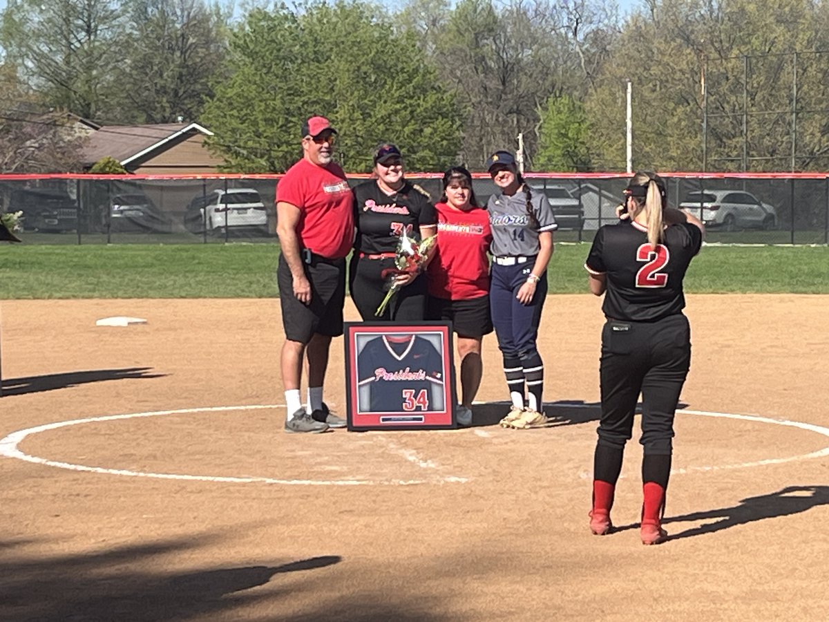 A special <a href="/NCAADIII/">NCAA Division III</a> #whyd3 moment yesterday at Brooks Park during W&amp;J's 2025 Senior Day softball celebration.  

W&amp;J senior Austine Kinney was honored with her family in attendance, including her sister Morgan, who was in the opposing dugout for Allegheny, and able to join