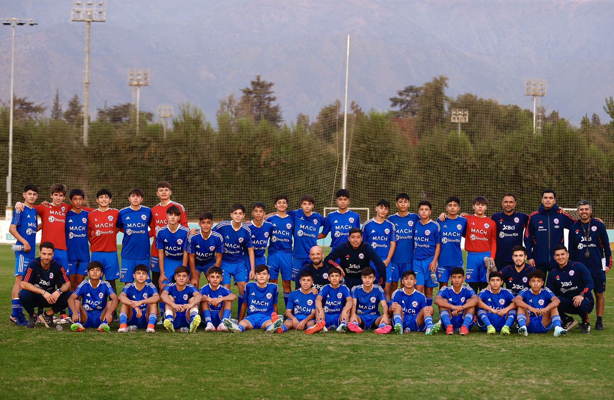 LaRoja's tweet photo. ¡Histórico: Se da el puntapié inicial a la Selección Chilena Sub-13!🥹🆑

¡Nuevos sueños comienzan en Quilín! De manera inédita en la historia de la Federación de Fútbol de Chile, se ha constituido la Selección Chilena Sub-13, el combinado más joven en entrenar con la camiseta nacional 💪

Junto a Germán Tagle como Director Técnico y el apoyo/dirección del Staff Técnico de Selecciones Juveniles Masculinas, una treintena de jugadores vivió sus primeras experiencias junto a #LaRoja 🇨🇱 linda y querida 🫡

Esta iniciativa tiene como objetivo la búsqueda y generación de deportistas con mayor comprensión del juego y ductilidad táctica, trabajando el aprendizaje e introducción de conceptos competitivos desde edades tempranas🤝🧬

📸 Carlos Parra - Comunicaciones FFCH
✏️ Felipe Almazán U. - Comunicaciones FFCH 

🔗 https://t.co/NYZ3ahzCYj

#SiempreConLaRoja
#SomosLaRoja 
#Chile