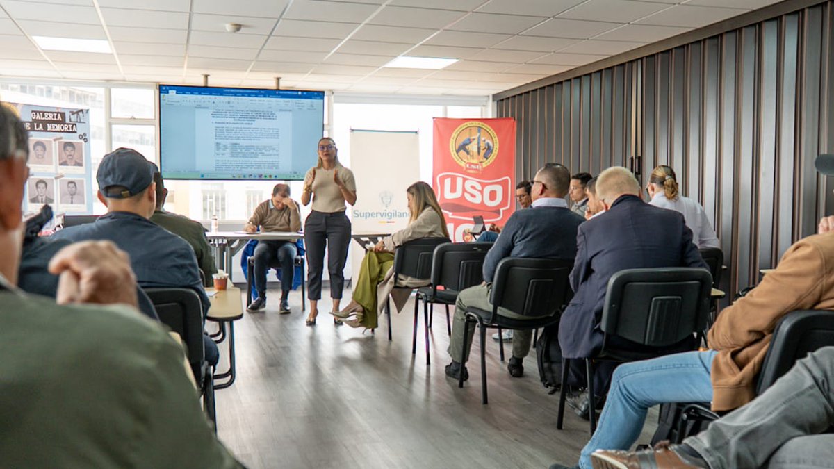 En diálogo con representantes de organizaciones de trabajadores del sector, <a href="/parra_yenniffer/">Yenniffer Parra</a>, superintendente de Vigilancia y Seguridad Privada, socializó temas que se gestionan conjuntamente con <a href="/MintrabajoCol/">MinTrabajo</a> para mejorar las condiciones laborales del personal operativo.