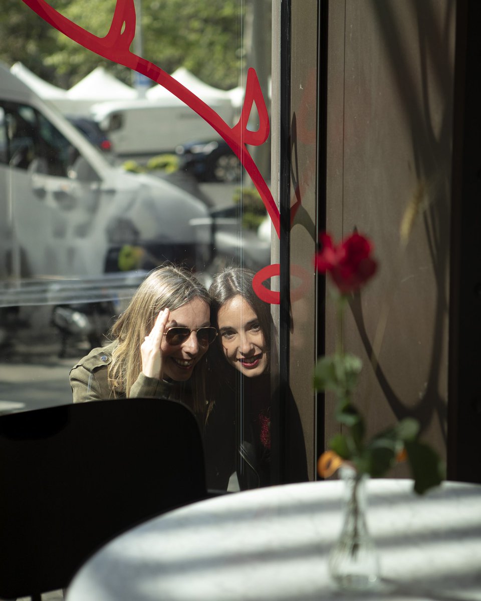 AriadnaArnes's tweet photo. El meu Sant Jordi amb @som3cat 🧵 https://t.co/Zkn2pp5sAq
