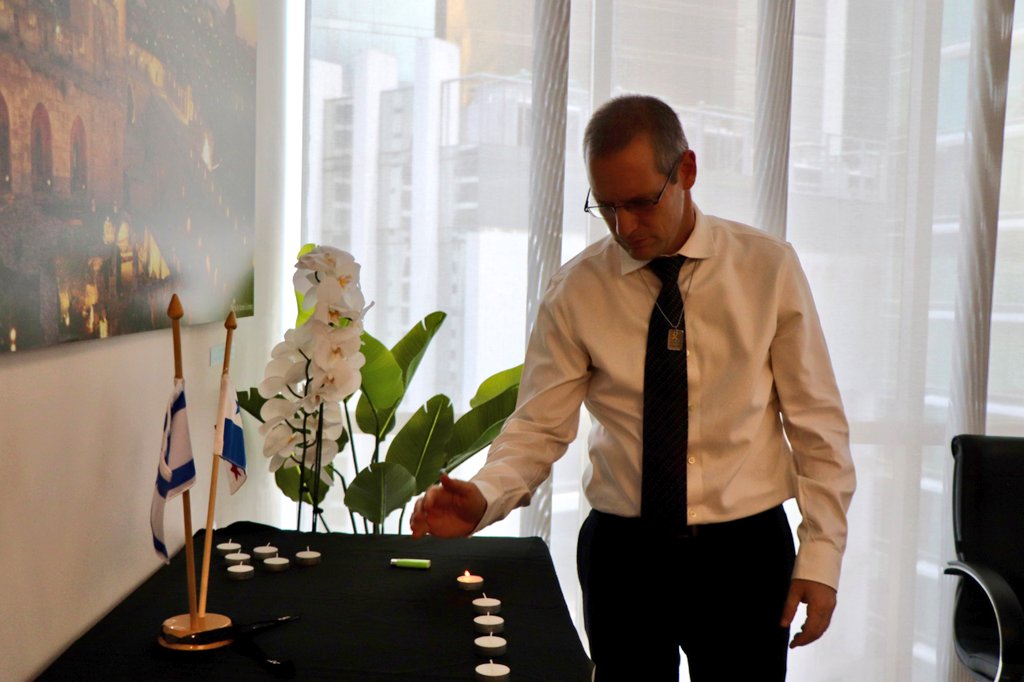 ItaiBardov's tweet image. Mientras conmemoramos en Israel y en todo el mundo el Día de Conmemoración del Holocausto, en honor a la memoria de los seis millones de judíos asesinados durante la Shoá, participé en emotivas ceremonias junto con la comunidad judía en las sinagogas Kol Shearith Israel y…